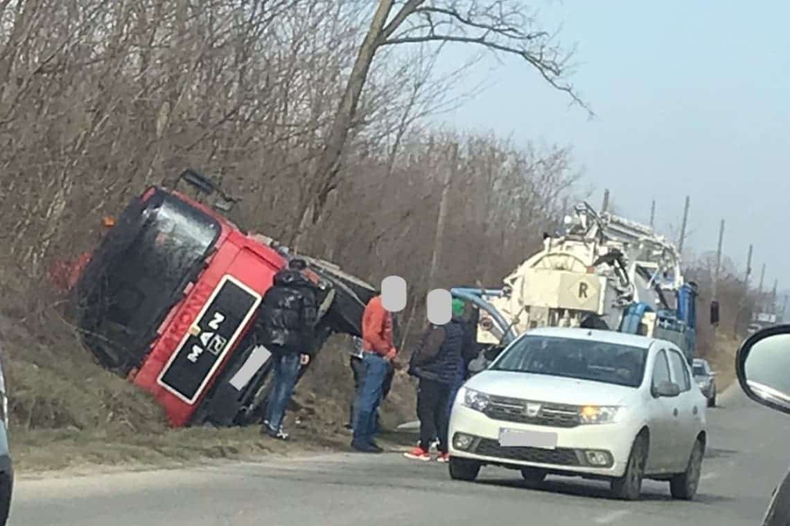 A dat cu vidanja-n șanț, pe drumul județean Plopeni-Dumbrăvești