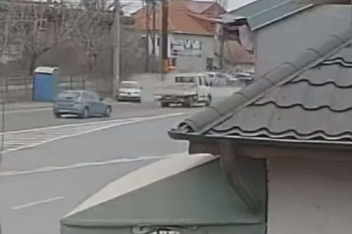 Un tânăr de 20 de ani a intrat cu mașina într-un stâlp și a ricoșat în alt autoturism, pe o stradă din Ploiești 