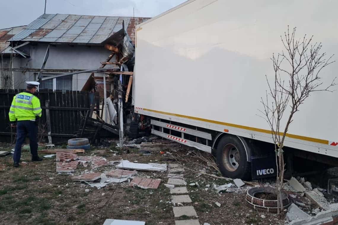 Update/Un camion cu produse frigorifice a intrat în curtea unui localnic din Lipănești. Șoferul a fost grav rănit
