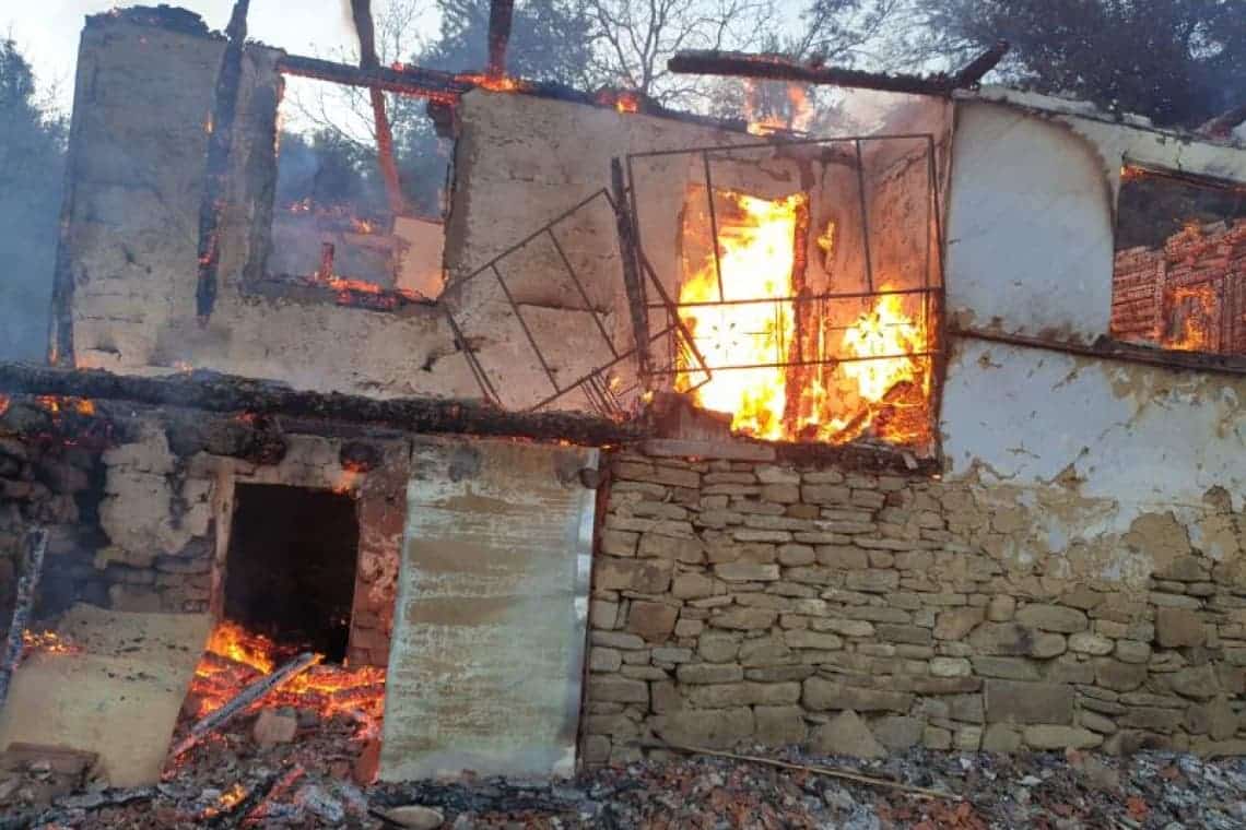 O familie din Cocorăștii Mislii a primit bani de la guvern, după ce casa i-a fost mistuită de un incendiu