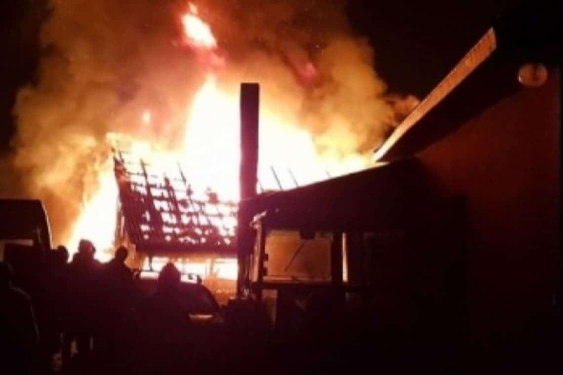 Seară de foc pentru pompierii prahoveni! Incendii de vegetație și case cuprinse de flăcări! 