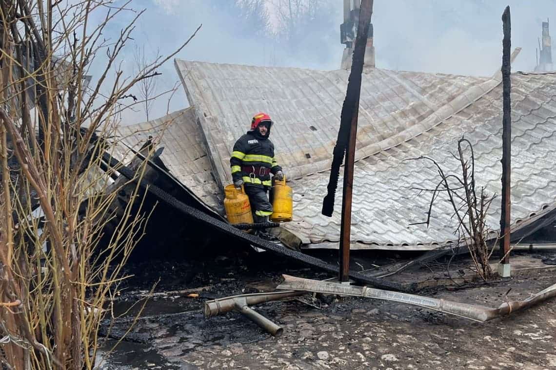 Un incendiu puternic a cuprins o casă din comuna Chiojdeanca