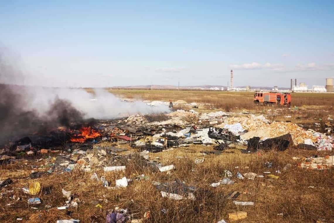 Incendiu la “noua groapă de gunoi“ a Ploieștiului. Pompierii intervin pentru a stinge flăcările