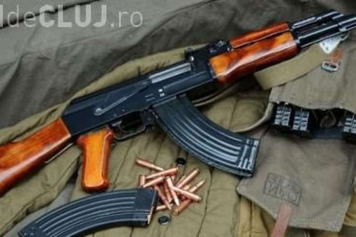 Un bărbat cu cagulă a furat o mitralieră și 30 de cartușe de la soldatul aflat de pază într-o unitate militară din Mamaia