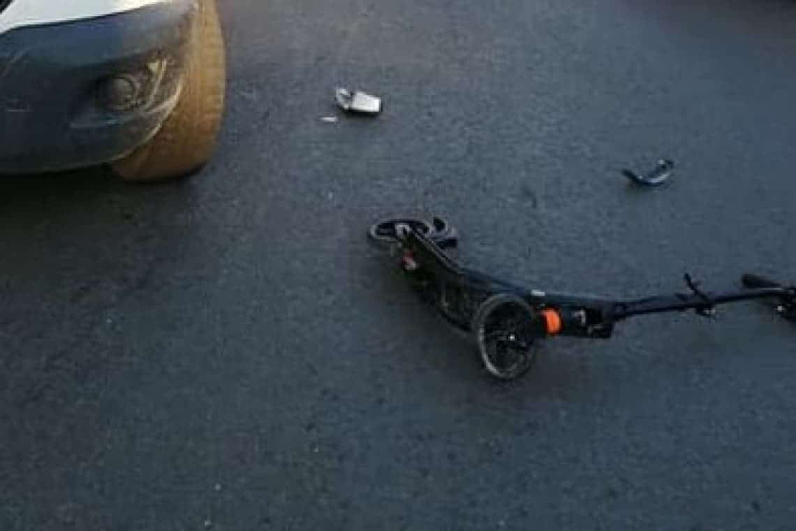 Un copil pe trotinetă a fost lovit de o mașină, în Ploiești. A fost transportat la spital