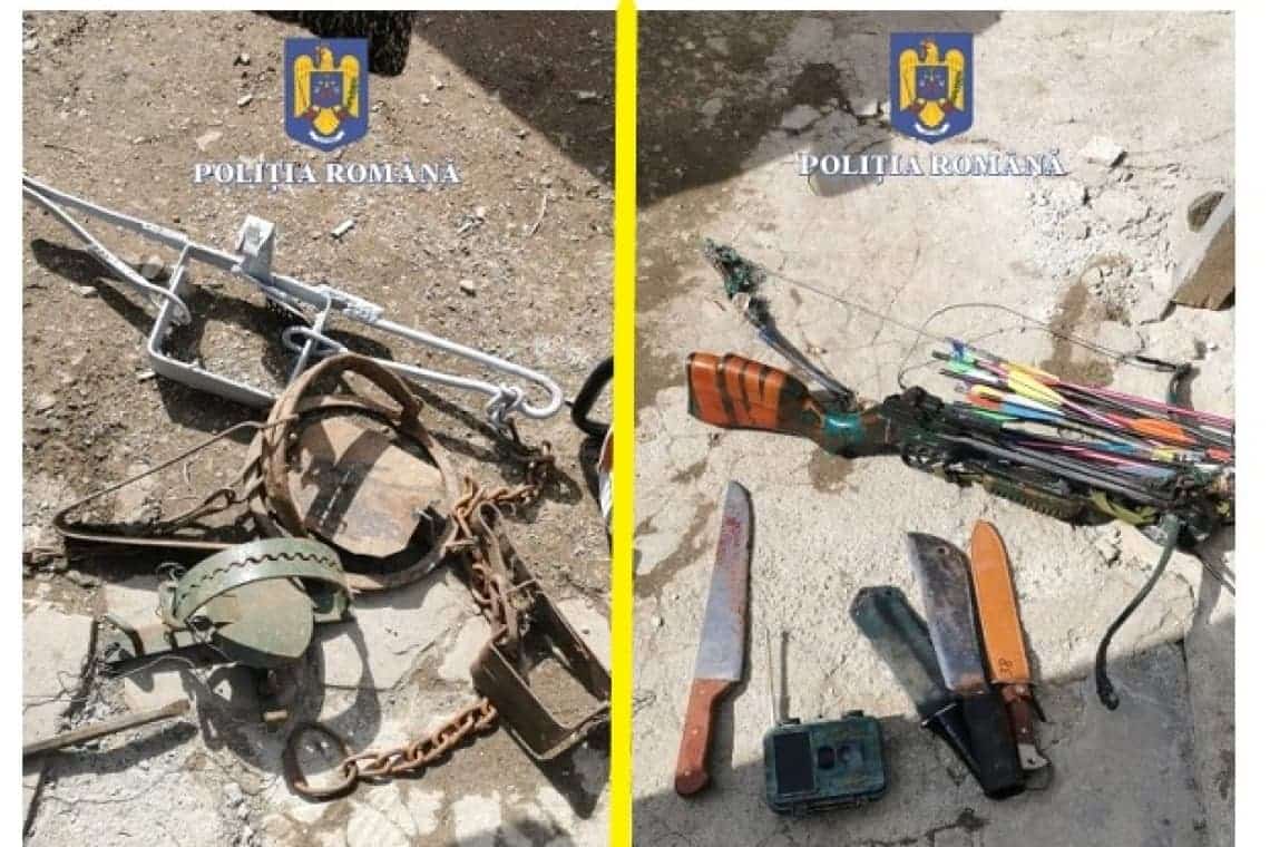 Capcane, arbalete cu săgeți, arme de vânătoare, lunete - găsite la perchezițiile făcute în casa unui bărbat din Bistrița-Năsăud
