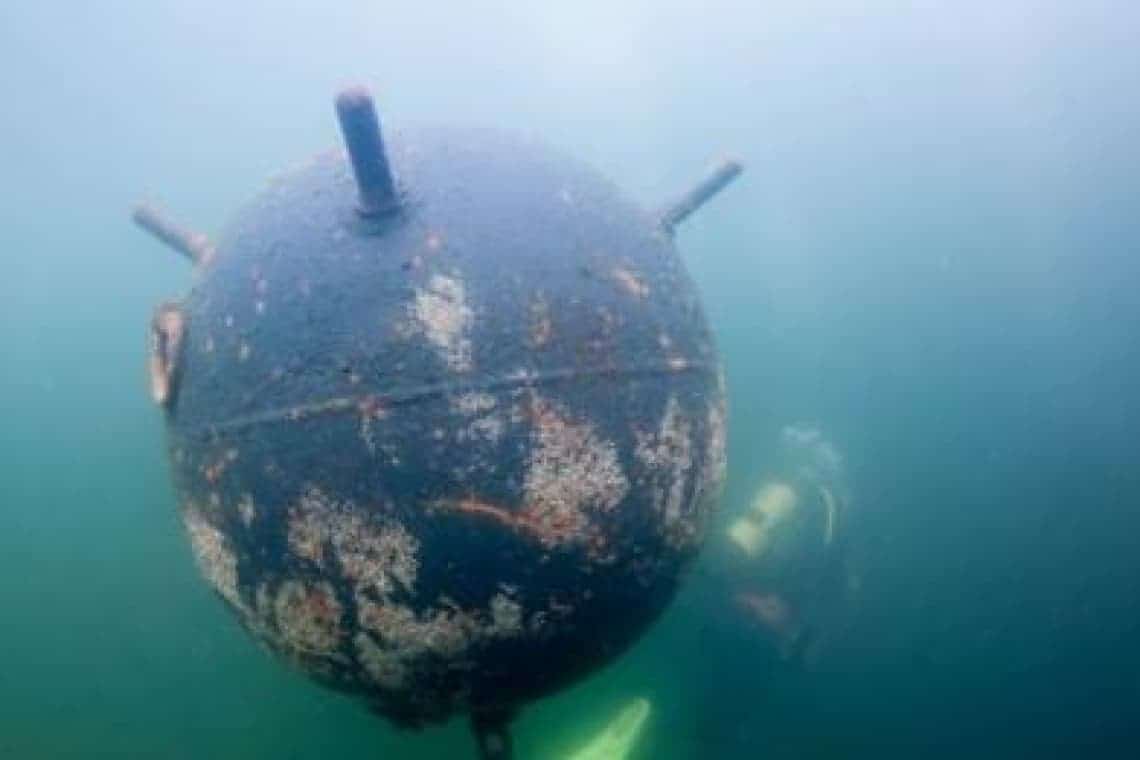 Mina marină de război care plutea spre țărmul Mării Negre a fost distrusă de scafandrii români