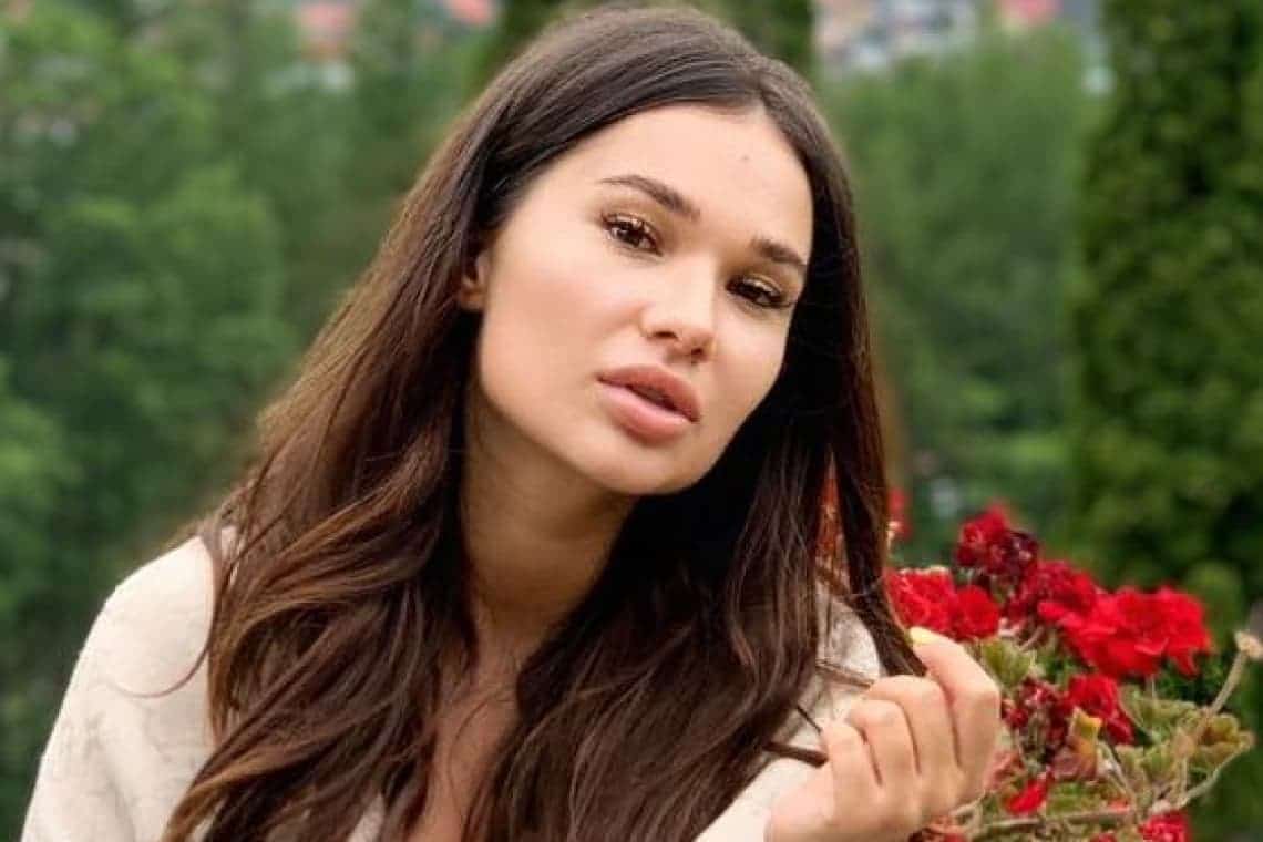 Ea i-a furat inima primarului Ploieștiului, Andrei Volosevici! Andrada are 24 de ani și a făcut furori la ședința CJ Prahova de săptămâna trecută