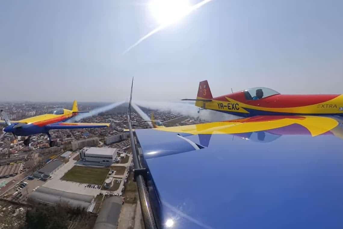Cer senin, Dan Ștefănescu! Colegii de la Șoimii României au zburat deasupra Capitalei, în semn de omagiu pentru pilotul de excepție (video)