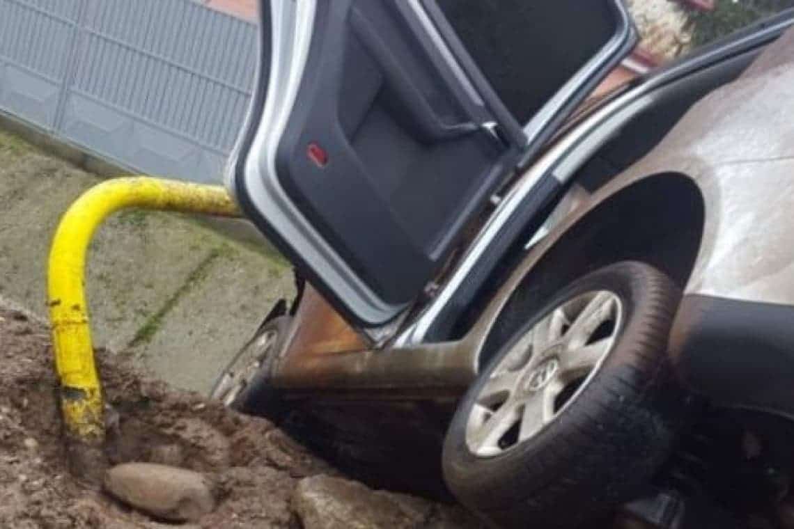 Pericol pe DN1B, în Valea Călugărească, la intersecția cu drumul spre Dumbrava/ Un autoturism a intrat într-o conductă de gaze!