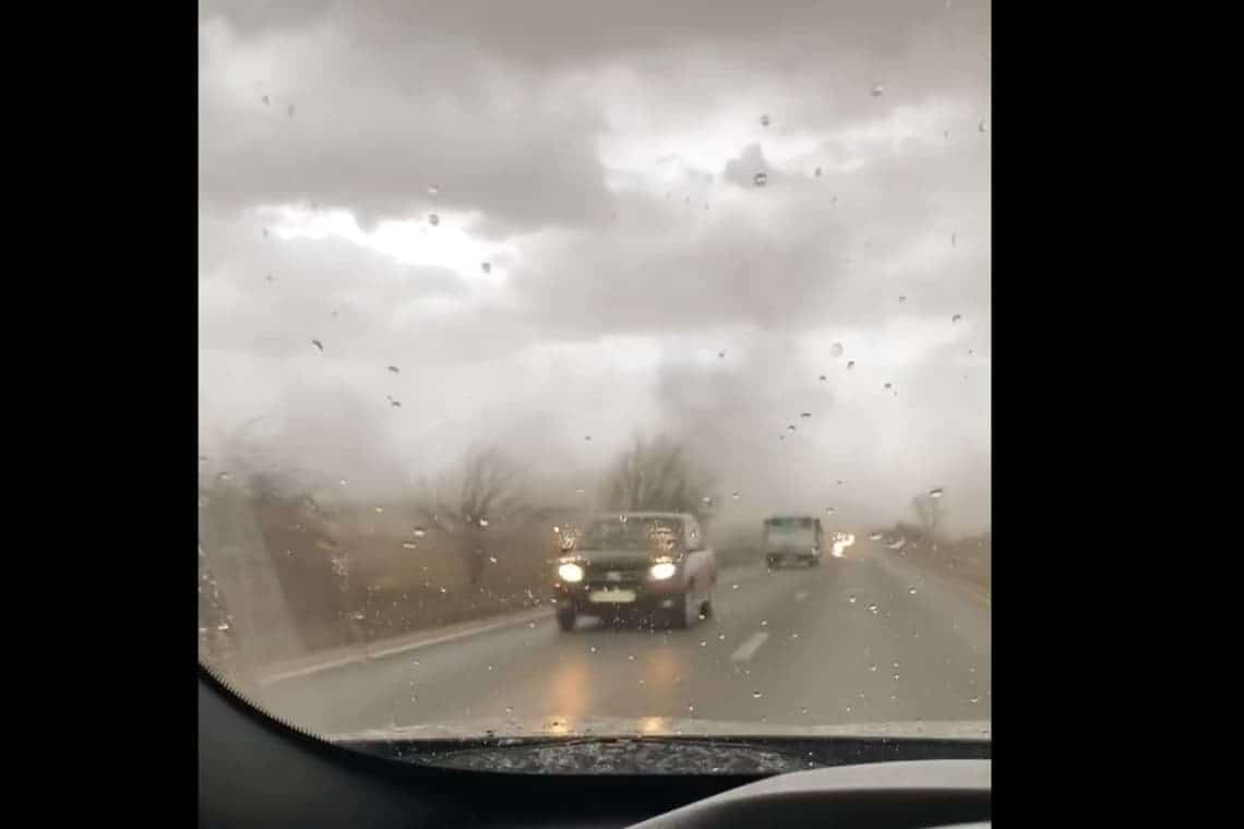 Furtuna care a măturat zona Ploieștiului a dat impresia de tornadă. Copaci rupți și căzuți pe țevi de gaze, stâlpi smulși, cabluri căzute pe carosabil