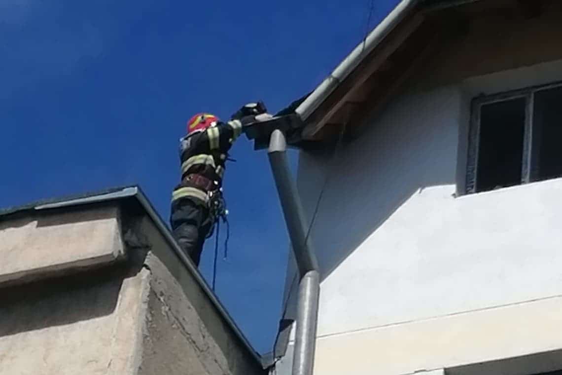 Pompierii au îndepărtat pericolul de pe acoperișul unui bloc din Ploiești. O parte a tablei se desprinsese din cauza vântului puternic