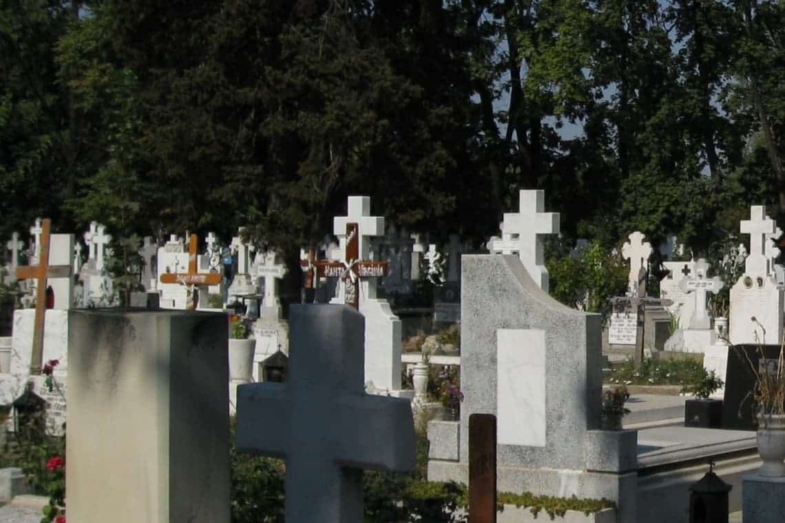 Prins la furat, un tânăr din Ploiești a încercat să fugă de polițiști prin cimitir