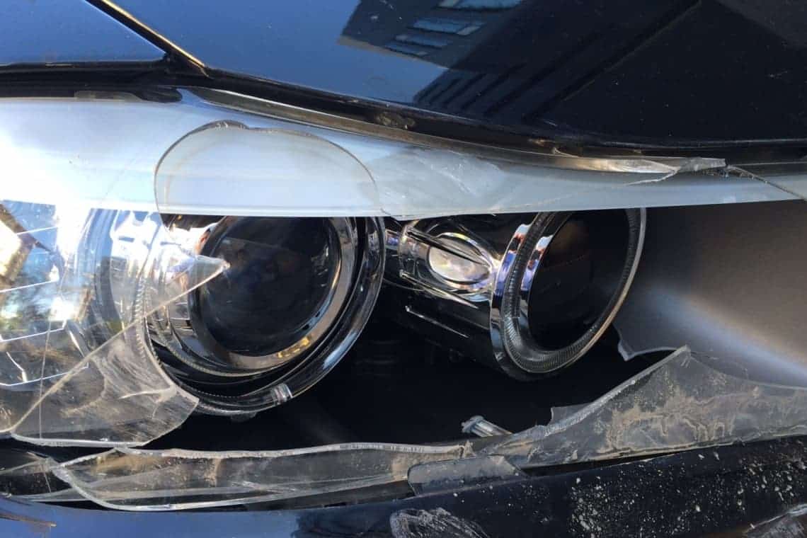 O femeie de 65 de ani a distrus farurile unei mașini, pe o stradă din Ploiești