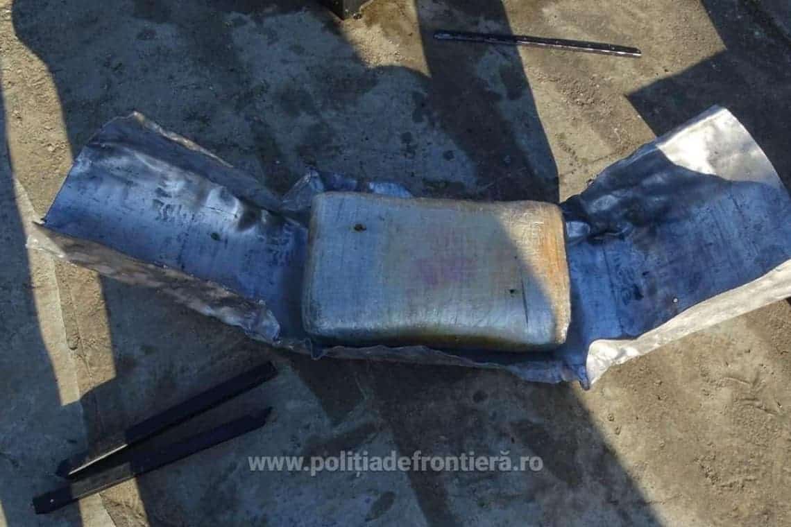 Video/ Peste 38 kg de opiu, găsite într-un autocamion condus de un cetățean turc. Unde erau ascunse drogurile