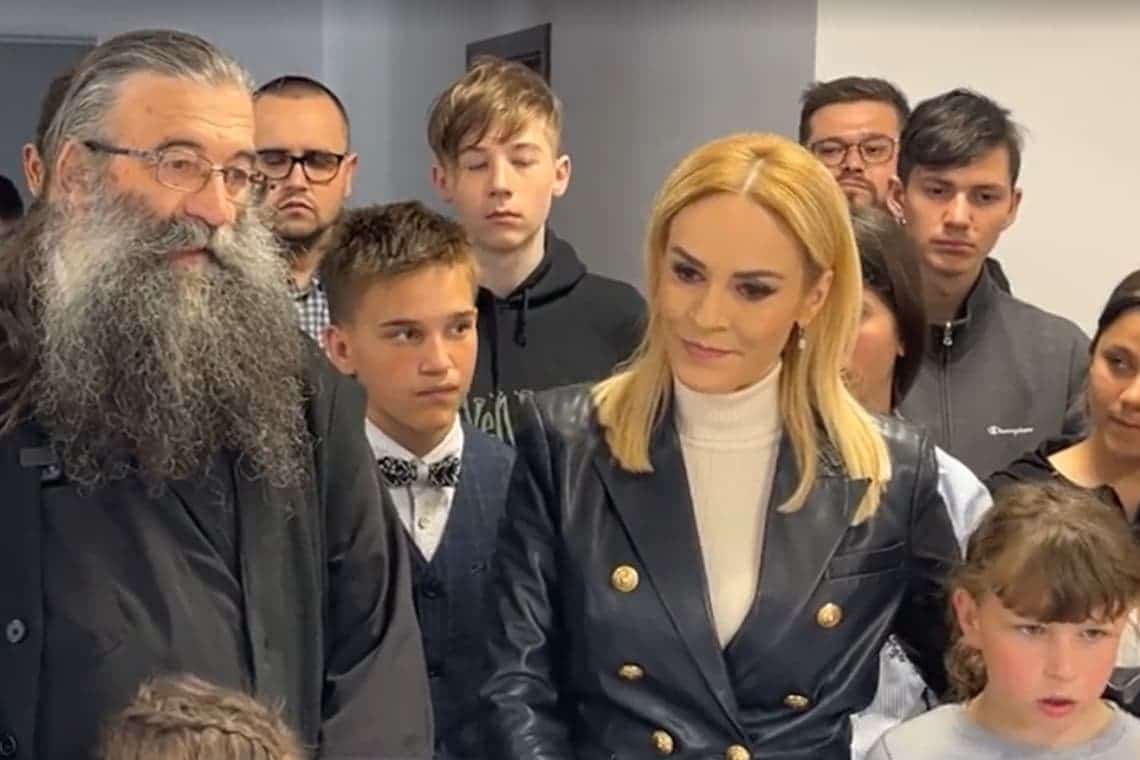 Video/ Ministrul Gabriela Firea, în vizită la copiii orfani găzduiți de părintele Tănase, la Valea Plopului