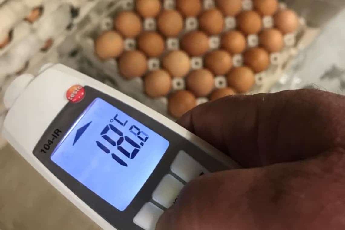 Ouăle din comerț, luate la verificat de comisarii ANPC. Comercianții, amendați cu 380.000 de lei, într-o singură zi