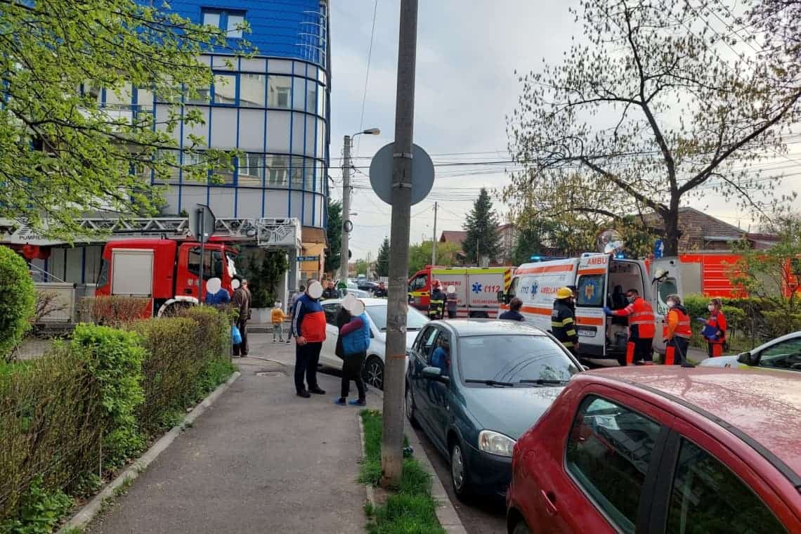 UPDATE/ Mobilizare masivă de forțe după s-a anunțat că o tânără ar intenționa să se arunce de pe un bloc din centrul Ploieștiului. Ce căuta, de fapt, tânăra pe clădire