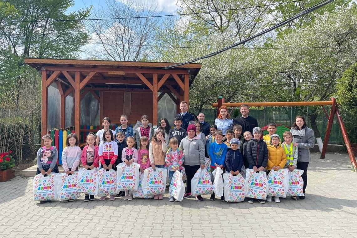 Pompierii prahoveni, cadouri de Paște pentru copiii aflați în grija Fundației Bucuria Ajutorului, din Urlați