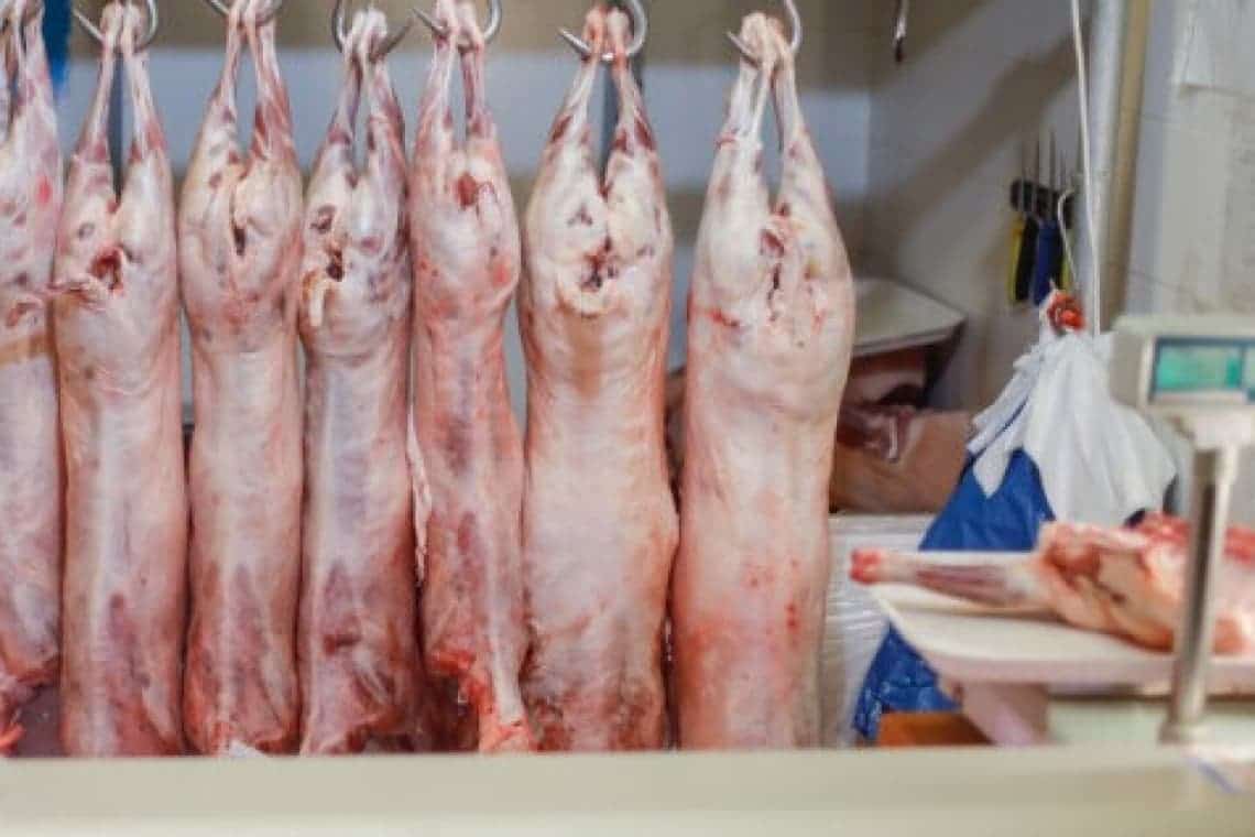 Carne de miel cu origini necunoscute, confiscată de polițiștii prahoveni dintr-un magazin din Ploiești