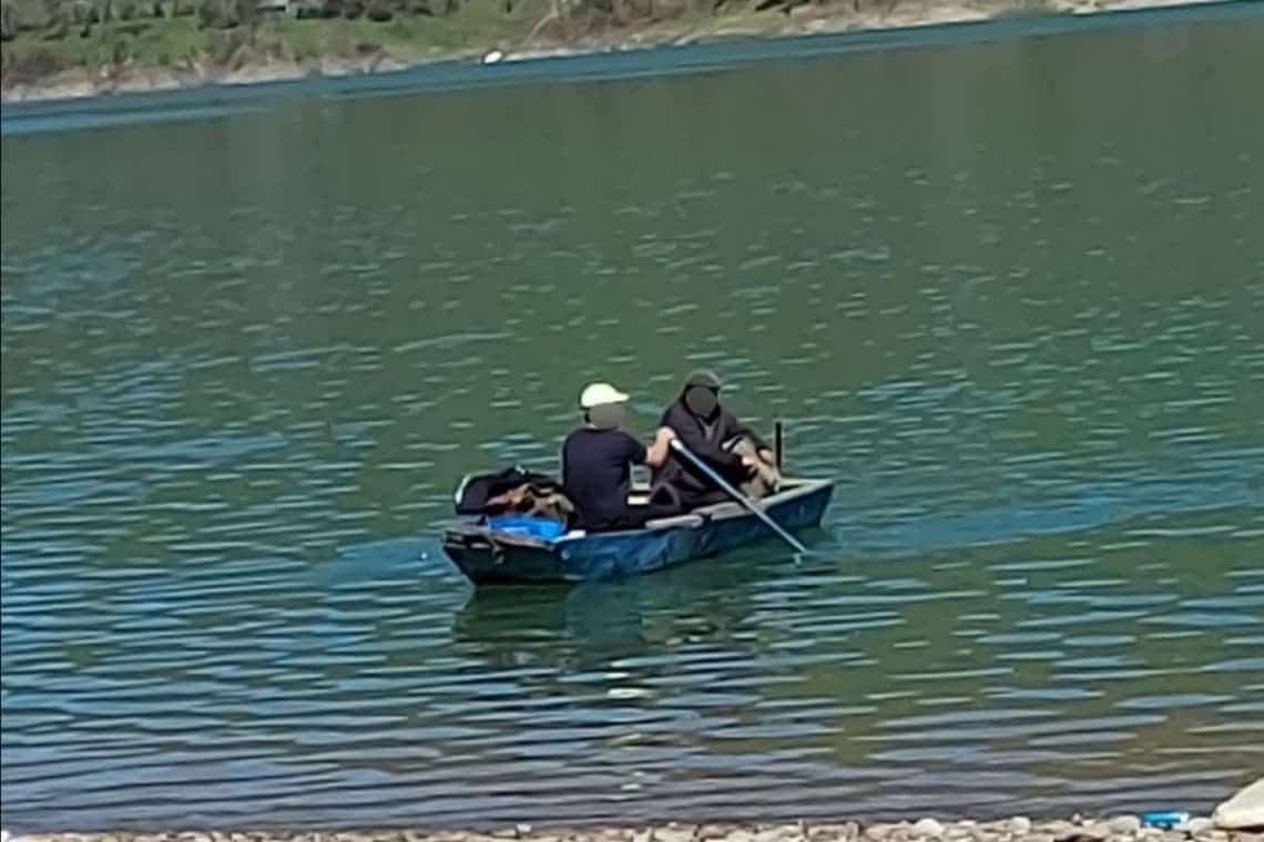 Bărbați prinși la braconaj piscicol, pe lacul barajului Măneciu 