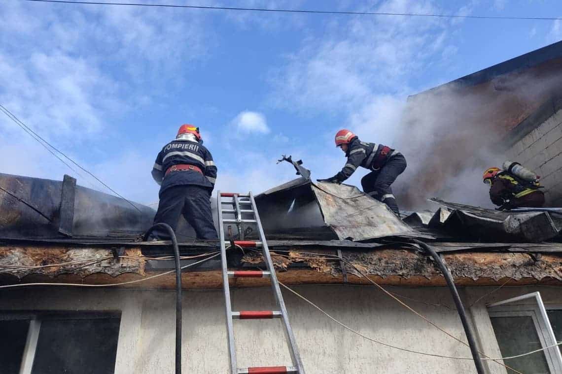 Incendiu în comuna Drajna. O casă a fost cuprinsă de flăcări, marți dimineață