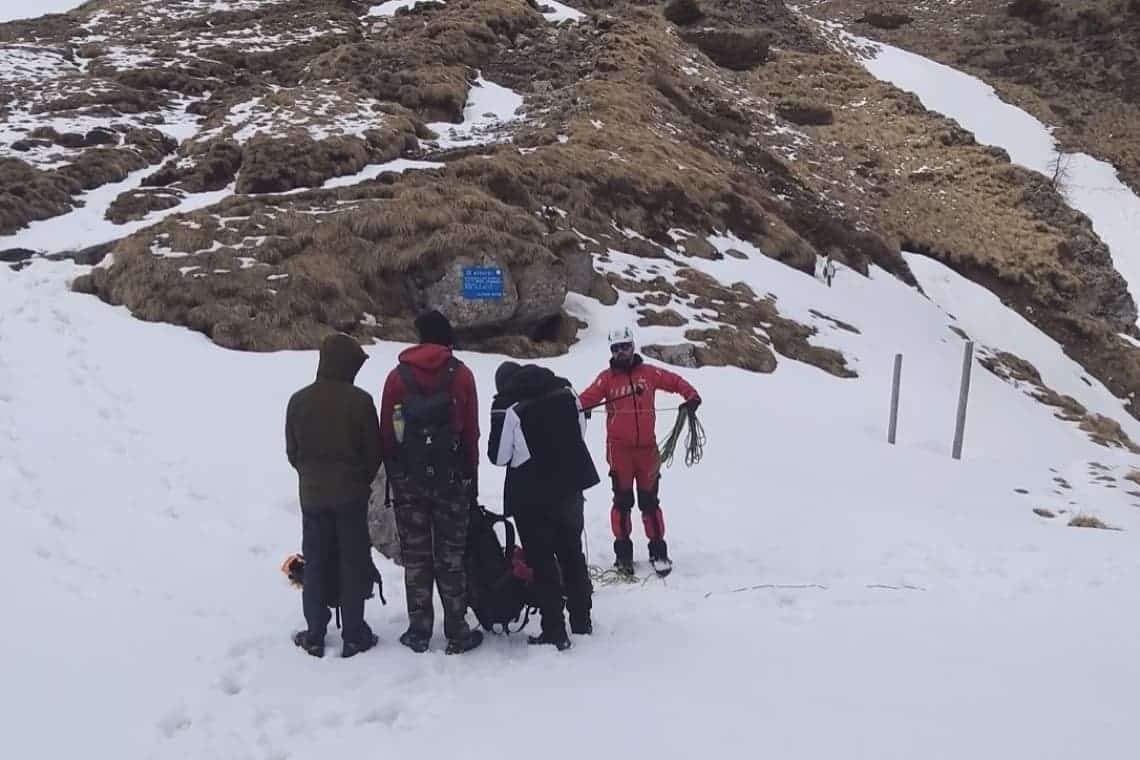 Un tânăr neechipat corespunzător pentru zăpada de pe munte, scos de salvamontiști din Hornul Caraimanului