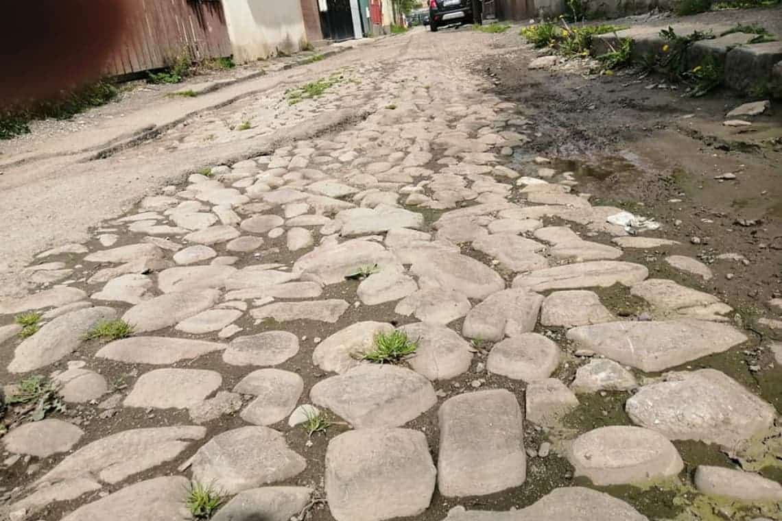 Galerie foto/ Știați că în Ploiești mai există încă străzi pavate cu... piatră de râu și, desigur, fără canalizare? Cernica este una dintre ele!