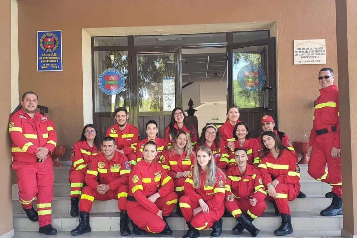 Aproape 100 de voluntari participă la intervențiile pompierilor și paramedicilor prahoveni