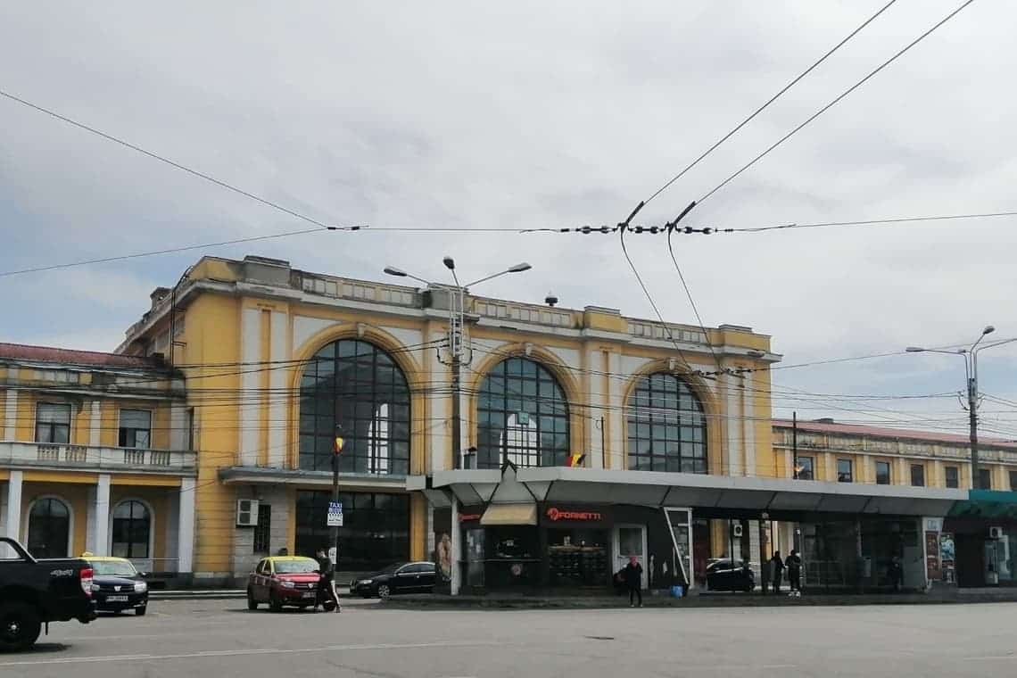 Galerie foto ÎNAINTE și DUPĂ! Ce schimbări s-au făcut la Gara de Sud din Ploiești după publicarea imaginilor cu jegul ascuns sau cel aflat la vedere