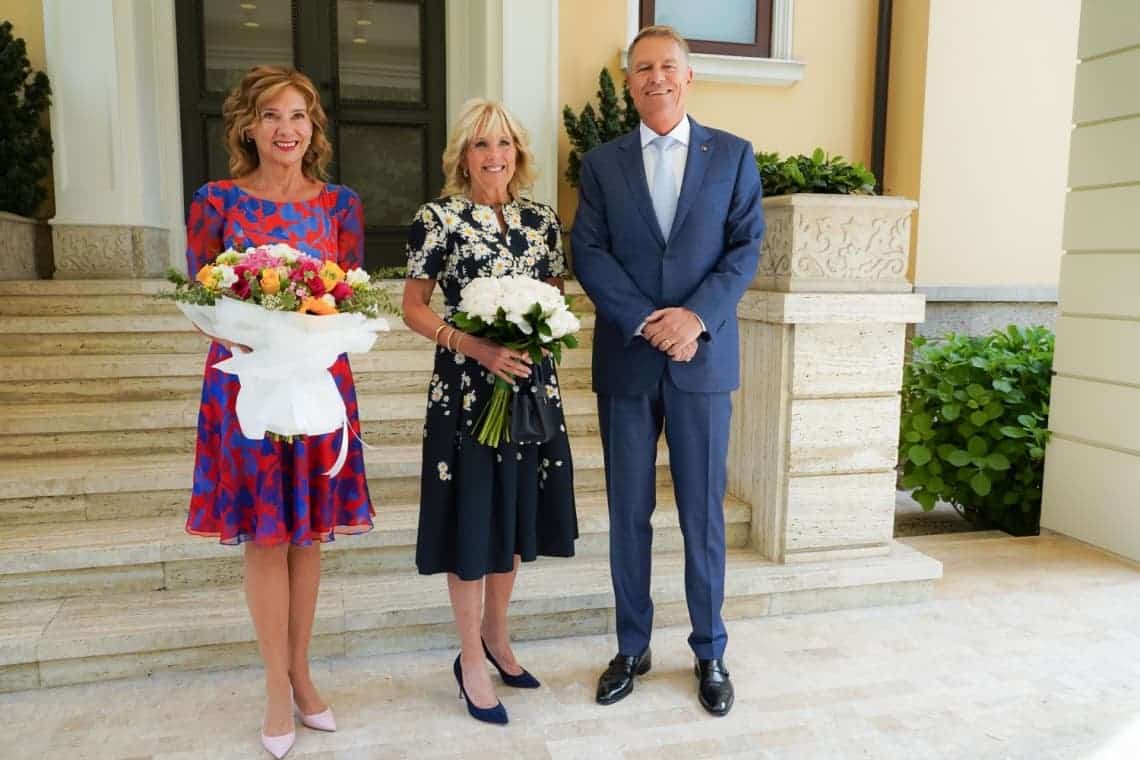 Cum s-au îmbrăcat Carmen Iohannis și Jill Biden la "întâmpinarea" de la Cotroceni. Care a fost ținuta adecvată momentului?