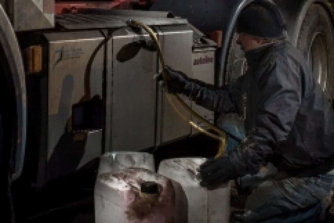 Trei bărbați, reținuți după ce au furat combustibil din rezervoarele utilajelor folosite pentru reabilitarea unui drum județean din Prahova