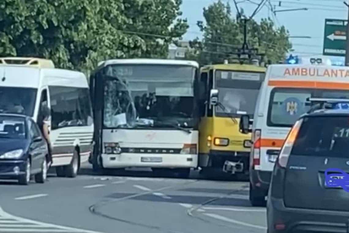 Așa ceva sigur nu ați mai văzut: un tramvai, un microbuz, un autobuz și două mașini s-au ciocnit inexplicabil lângă Spitalul Județean