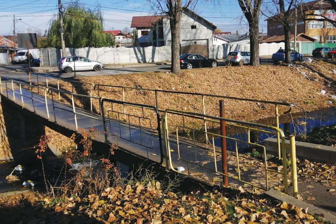 În sfârșit, se demolează două dintre cele mai șubrede pasarele peste pârâul Dâmbu. În locul lor vor fi ridicate structuri noi