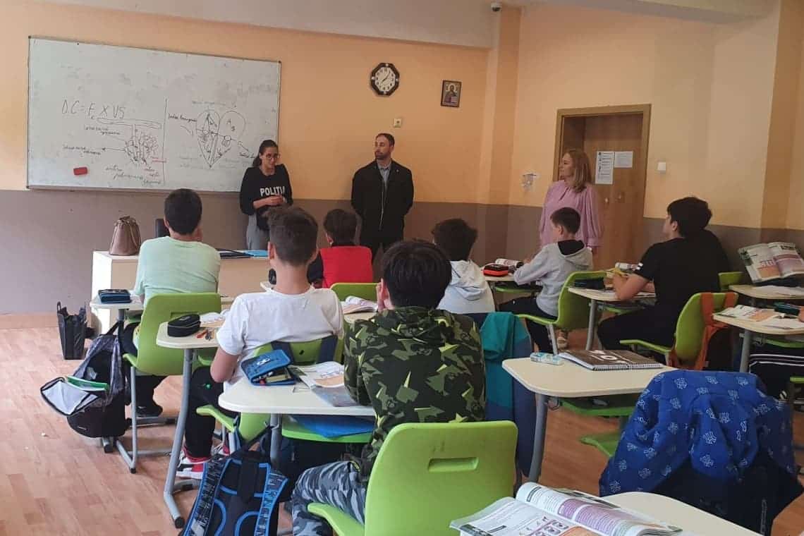 Siguranța online și din traficul rutier, temele abordate de polițiștii prahoveni cu elevii de la Colegiul Mihail Cantacuzino din Sinaia
