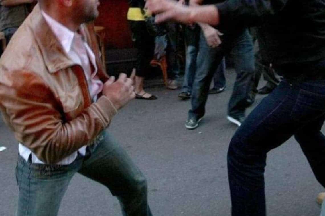 Bătaie între patru tineri, în plin centrul Ploieștiului, în miezul zilei