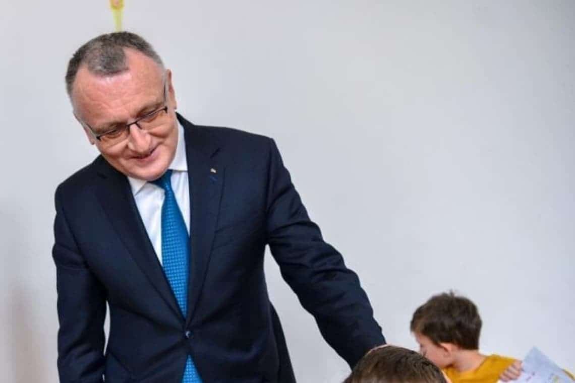 Cât de corectă este pentru elevii din mediul rural propunerea ministrului Educației de a interzice meditațiile cu profesorii de la clasă?