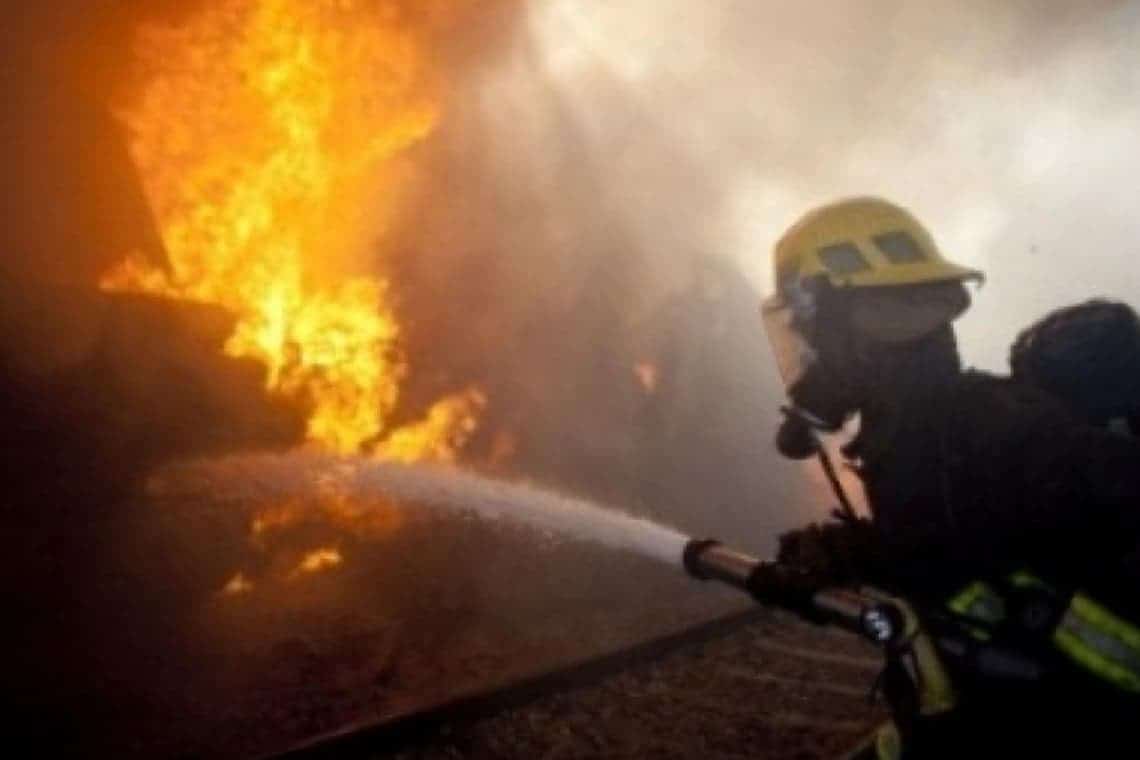 Un vagon dezafectat a luat foc, miercuri dimineață, în zona Gării de Sud din Ploiești. Aflați cauza probabilă a incendiului