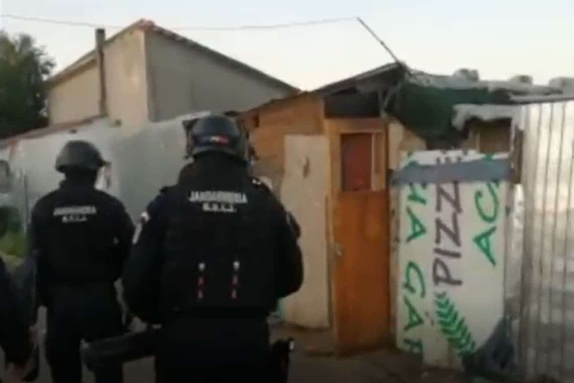 Copii obligați să cerșească 12 ore pe zi și forțați să întrețină relații sexuale. Percheziții la persoanele suspectate de săvârșirea infracțiunilor