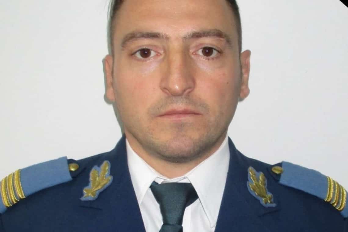 Un militar român și-a pierdut viața pe aerodromul Boboc, în timpul unui exercițiu de parașutare. Un copil a rămas fără tată