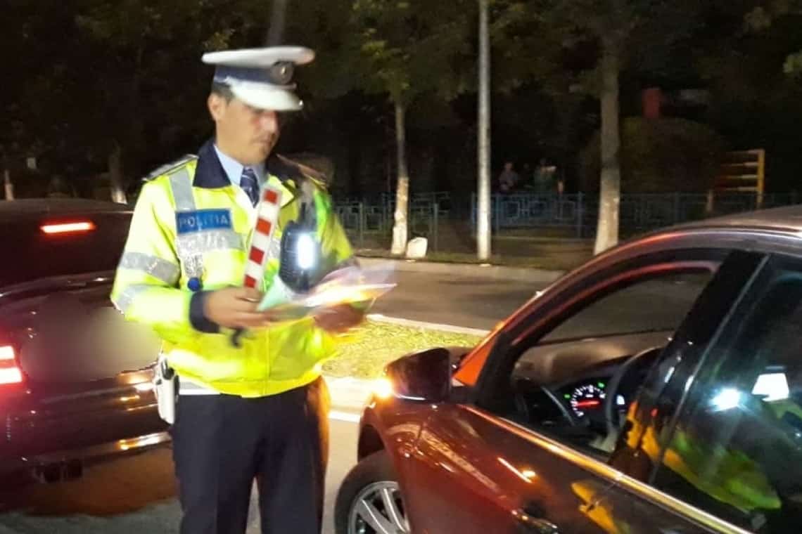 Inconștienți la volan/ Tineri fără permis, prinși conducând haotic pe drumurile publice