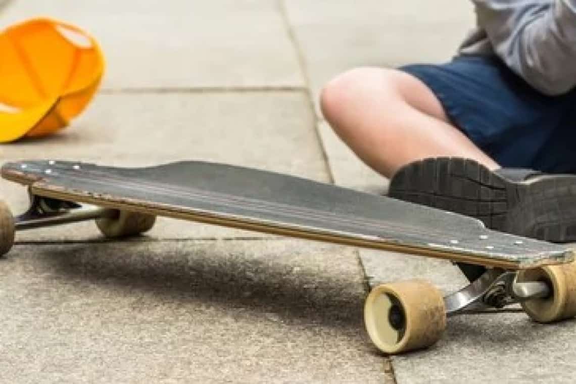 Adolescentă pe skateboard, accidentată în comuna Măgurele, de o mașină condusă de un bărbat băut