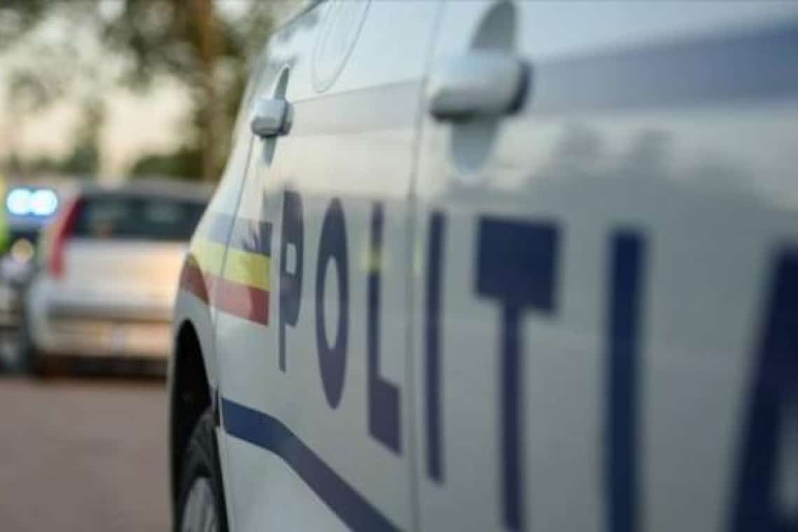 Bărbat de 62 de ani, beat la volan, a intrat cu autoturismul în două mașini parcate, la Cocorăștii Colț