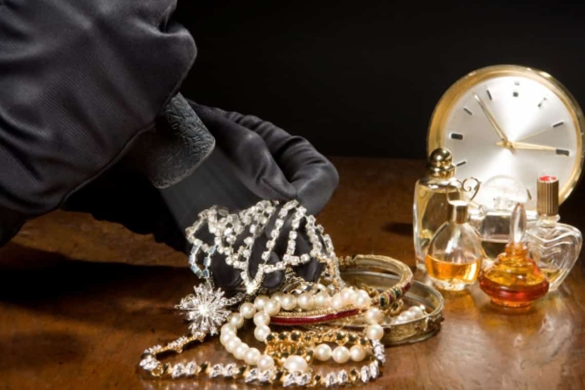 Spargere la un magazin de bijuterii din centrul Ploieștiului. Cum au acționat hoții