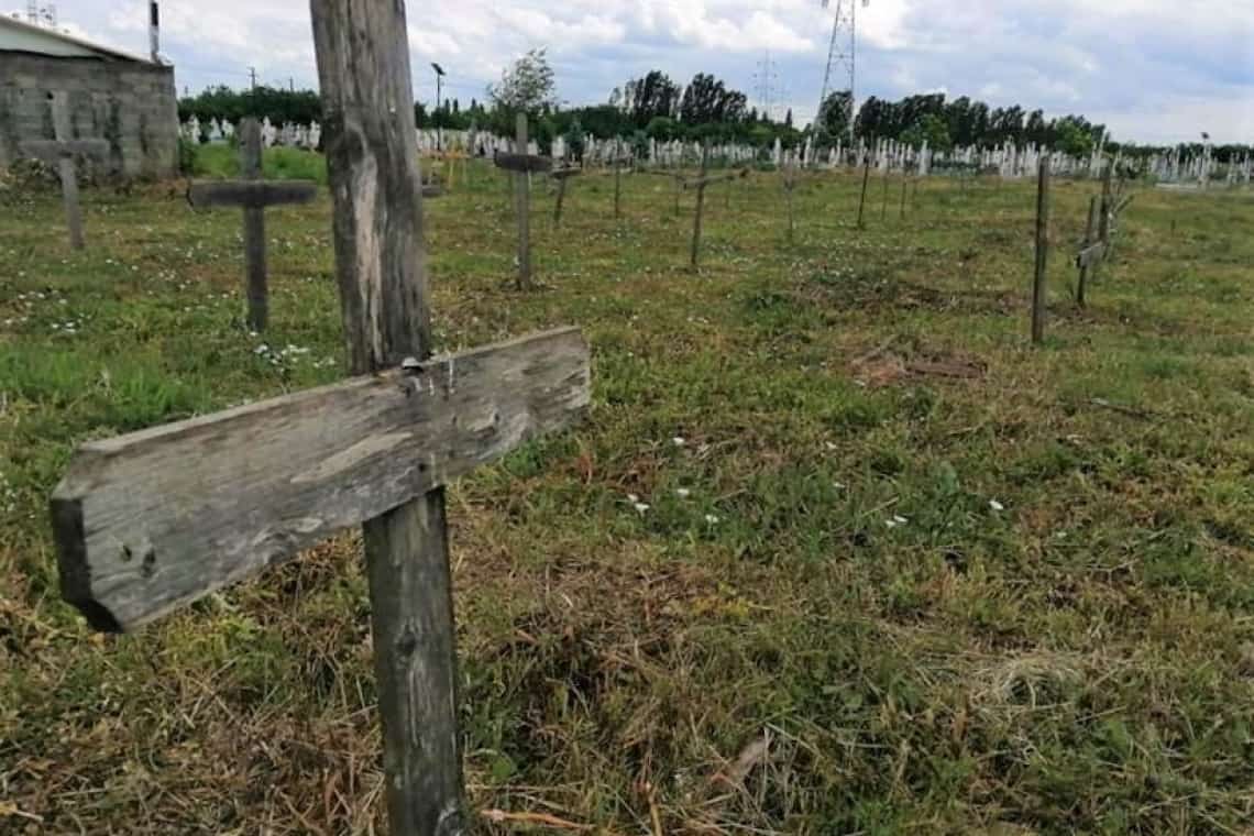 11 iunie - Sâmbăta Morților/ În cimitirul Mihai Bravu din Ploiești, zeci de cruci uitate de lume, pe mormintele necunoscuților și ale sărmanilor îngropați de municipalitate