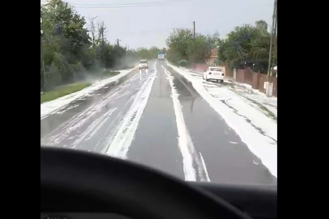 Video/ Strat gros de grindină, depus în zona localității prahovene Târgșoru Vechi