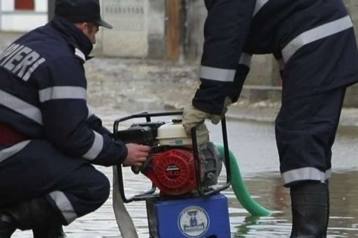 Gospodării și beciuri inundate în mai multe localități prahovene