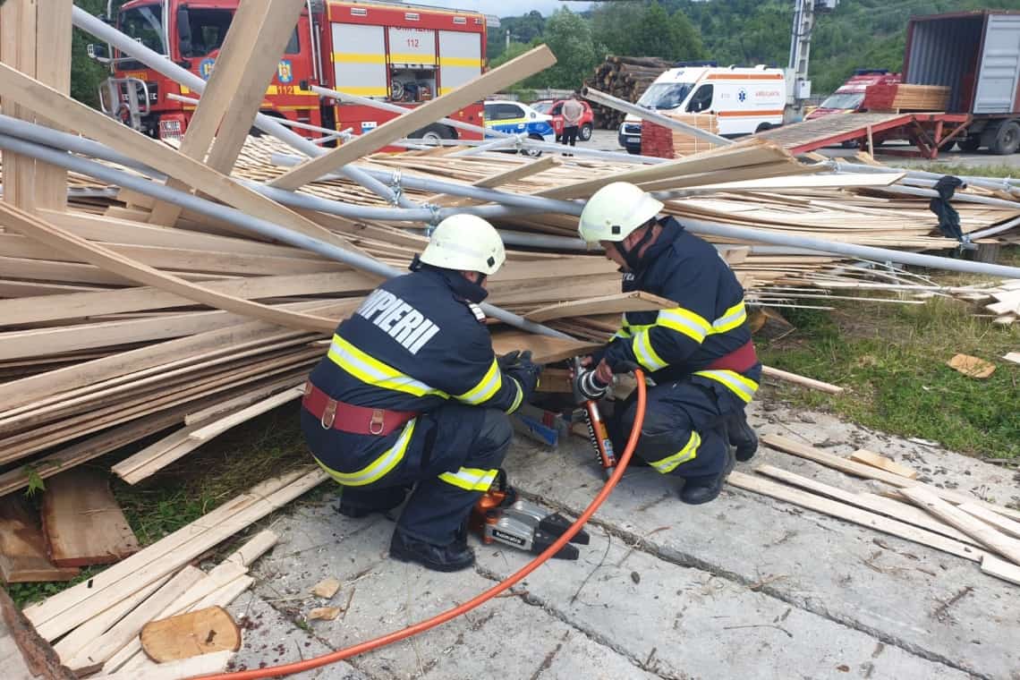 Stiva de lemne prăbușită la fabrica de cherestea de la Măneciu a surprins mai multe persoane decât se credea inițial