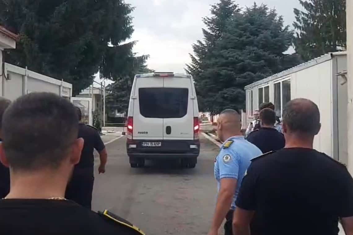 Protestatarul Marian Ceaușescu a întins un covor roșu pentru Elena Udrea în fața Penitenciarului Târgșor