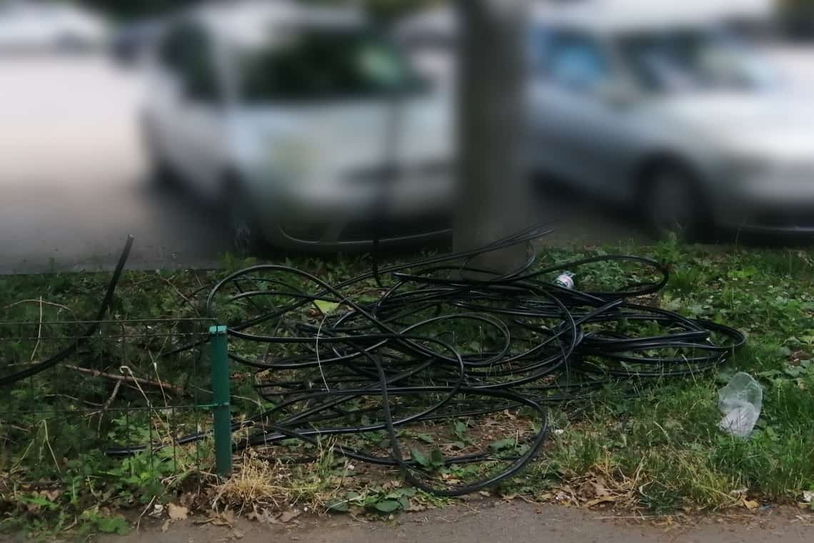 Cauza întreruperii serviciilor Vodafone fix în cartierul Mihai Bravu din Ploiești: niște "binevoitori" au tăiat cablurile! 